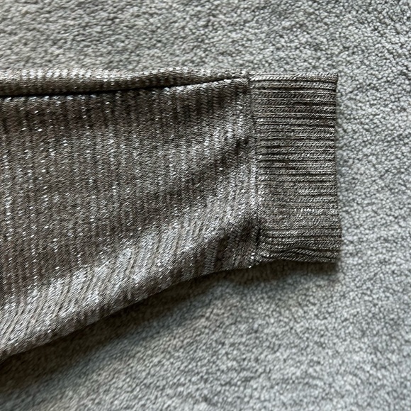 Kim & Cami Silver Metallic Top - Picture 6 of 10